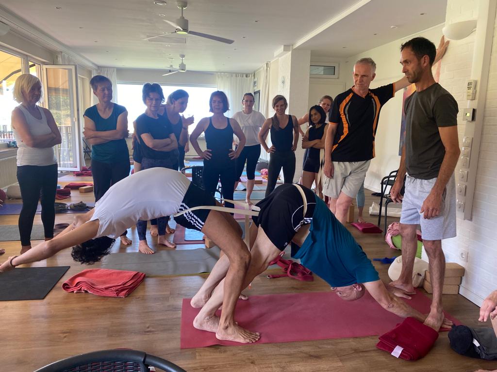 Partnerarbeit und Beobachtung beim Yoga-Retreat