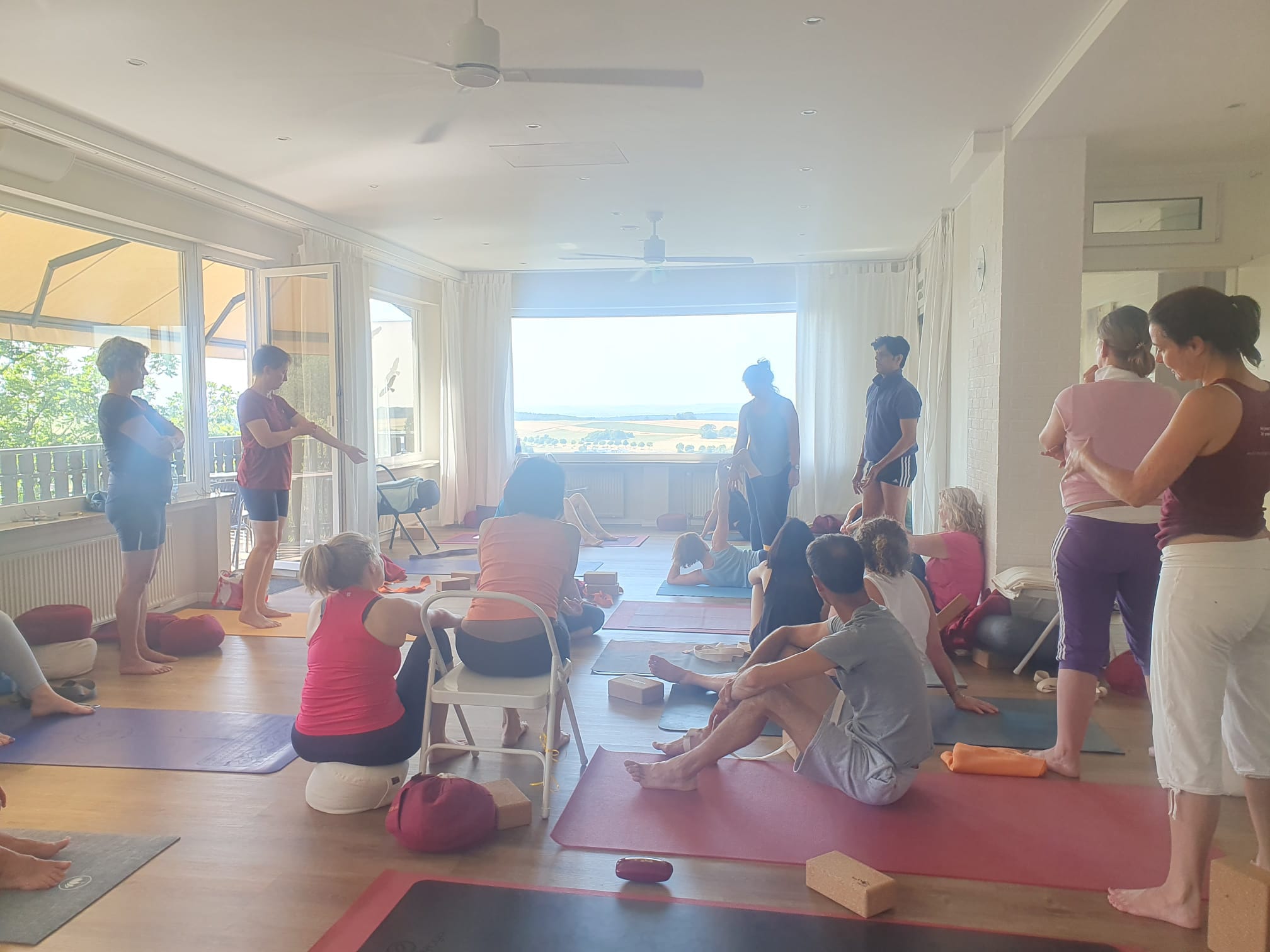 Teilnehmende während einer Yoga-Einheit beim Retreat in Deutschland