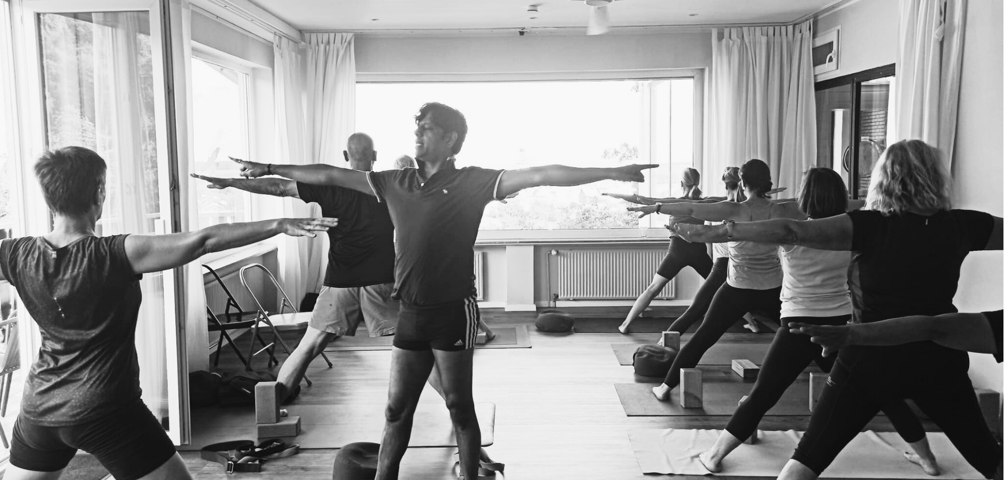 Pankaj unterrichtet eine Gruppe beim Yoga-Retreat